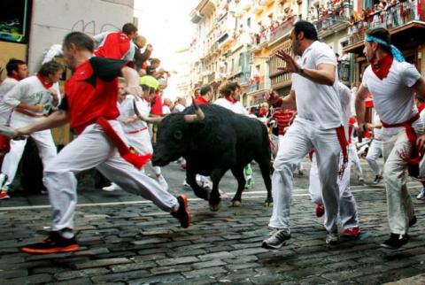 Во время забега с быками на фестивале в Испании пострадали пять человек