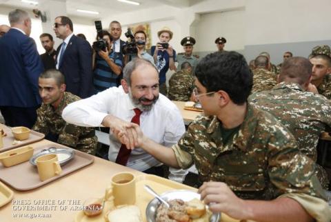 رئيس الوزراء نيكول باشينيان يزور وحدة عسكرية أرمينية ويتناول الغداء مع الجنود