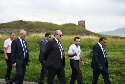 En visite à Lori, le président constate que très peu de châteaux du 10e,11e siècles sont conservés