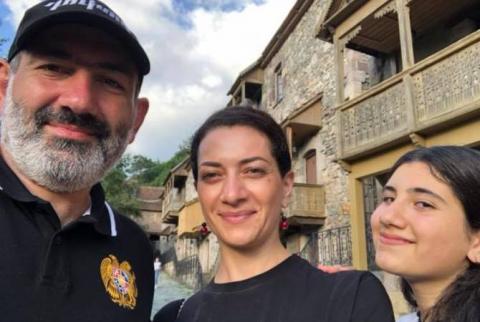رئيس الوزراء الأرميني نيكول باشينيان ينشر صورة عائلية من عطلته في ديليجان 