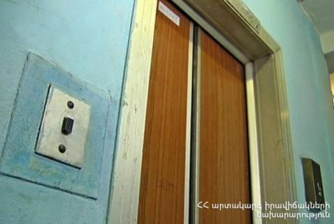 В одном из зданий на улице Киевян в Ереване ветром снесло крышу лифта