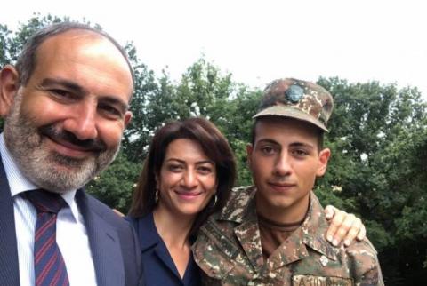 مع الجندي باشينيان-جندي في جيش دفاع آرتساخ-رئيس الوزراء الأرميني يلتقي بإبنه الجندي في آرتساخ-