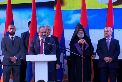 Le Premier ministre arménien Nikol Pashinyan prononce un discours à Stepanakert