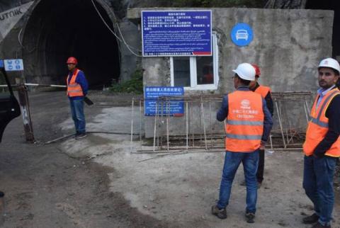Бастующие строители железной дороги в Квишхети перекрыли вход в тоннель