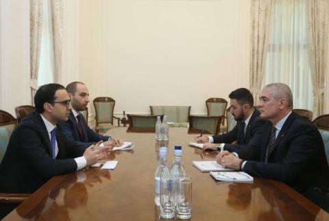 Тигран Авинян принял новоназначенного посла Румынии