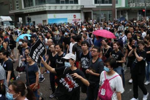 СМИ: сотни школьников вышли на акцию протеста в центре Гонконга