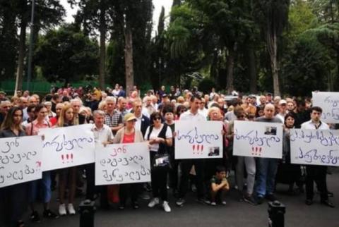 Թբիլիսիում բողոքի ակցիայի մասնակիցները բացատրություն են պահանջում նախագահ Զուրաբիշվիլիից