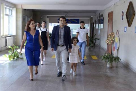 Նախարար Հակոբ Արշակյանը «բաց դաս» է անցկացրել Երևանի դպրոցներից մեկում
