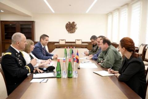 Министр обороны Армении обсудил с послом США вопросы сотрудничества в оборонной сфере