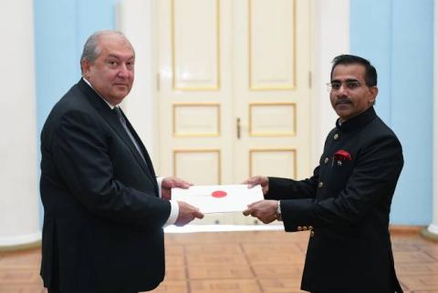 New Ambassador of India presents credentials to Armenian President