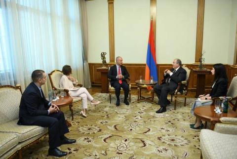 Le président Sarkissian a reçu les experts internationaux Luigi Amati et Brigitt Baumann