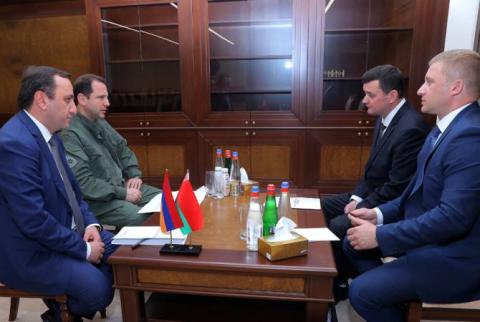 Министр обороны Армении принял помощника министра обороны Беларуси
