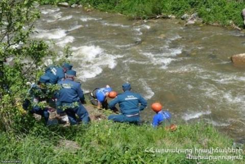 В Ереване  спасатели вытащили из канала труп мужчины