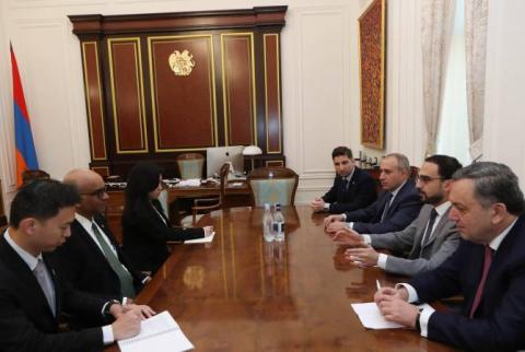 Armenian Deputy PM holds meeting with Senior Minister of Singapore