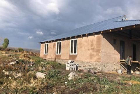 В общине Гарнарич строится единственный в Армении, уникальный гостевой дом с соломенным фундаментом