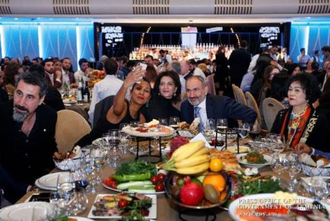 Nikol Pashinyan et Anna Hakobyan ont  participé  à la réception de gala du Congrès WCIT 2019