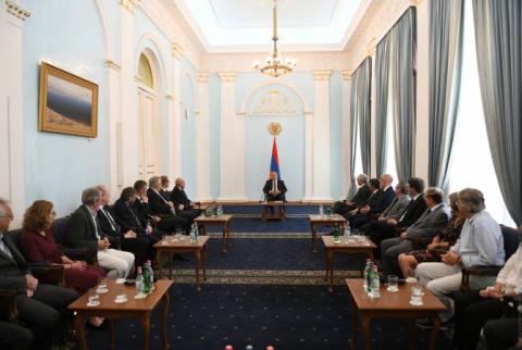 Արմեն Սարգսյանն ընդունել է հայ և գերմանացի գիտնականներին