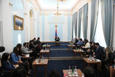 Հանրապետության նախագահ Արմեն Սարգսյանը հյուրընկալել է ՀԲԸՄ «Կորիզ» ծրագրի մասնակիցներին