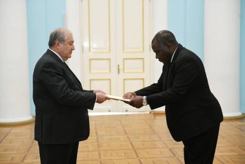 New Ambassador of Zambia presents credentials to Armenian President