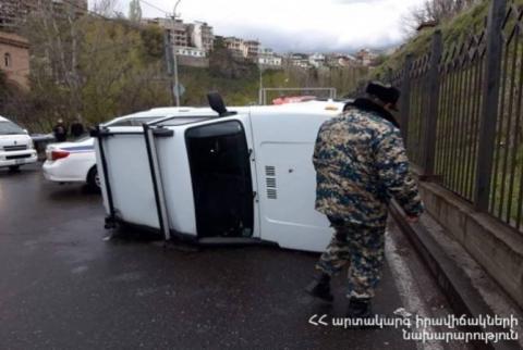 В Разданском ущелье  перевернулся автомобиль