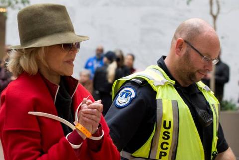 Актрису Джейн Фонду каждую пятницу арестовывают у Конгресса США за экопротесты