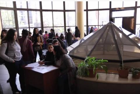 На факультете армянской филологии ЕГУ бастуют и собирают подписи