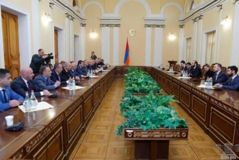 Արարատ Միրզոյանն ընդունել է Արայիկ Հարությունյանին և «Հայրենիք» խմբակցության պատգամավորներին