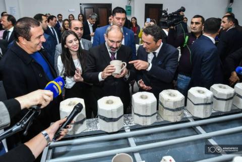Le Premier ministre  Nikol Pashinyan, participe à l’inauguration  de l'usine   «Ceramisia»