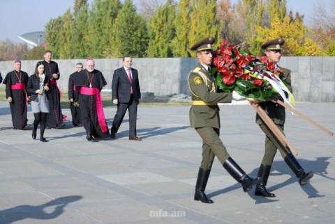 Секретарь  по отношениям с государствами Святого Престола  посетил Мемориал в Цицернакаберде