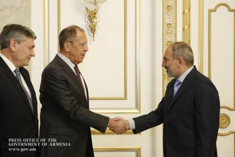Nikol Pashinyan a reçu le ministre russe des Affaires étrangères, Sergueï Lavrov, arrivé en Arménie pour une visite officielle