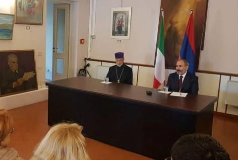 Pashinyan meets with Armenian community representatives in Venice