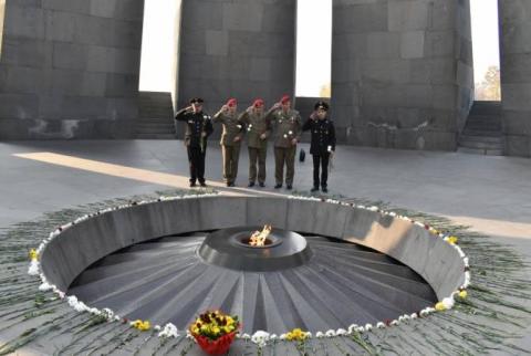وفد وزارة الدفاع البولندية يزور مجمع تسيتسيرناكابيرد ويكرّم ذكرى شهداء الإبادة الأرمنية بيريفان