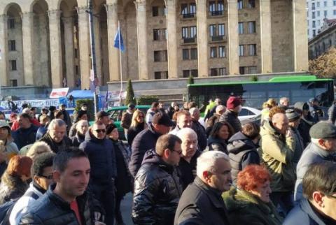 В Тбилиси у стен парламента возобновилась акция протеста оппозиции