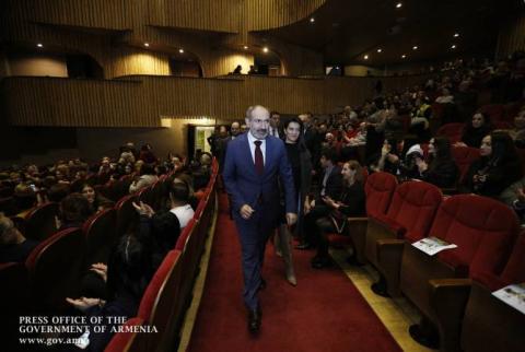 رئيس الوزراء نيكول باشينيان والسيدة عقيتله آنا هاكوبيان يحضران مسرحية «طيران فوق عش طائر الوقواق»