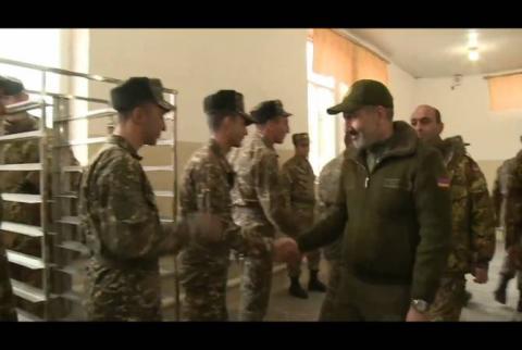 Никол Пашинян в воинской части Ноемберяна проверяет питание солдат