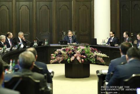 Правительство планирует поэтапно перейти на безналичную систему выплаты пенсий и пособий по уходу