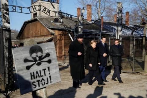 Angela Merkel en visite pour la première fois à Auschwitz