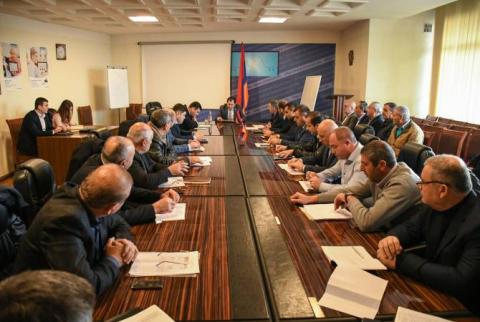 Նախարար Պապիկյանը ամփոփիչ խորհրդակցություն է անցկացրել ջրօգտագործող ընկերությունների տնօրենների հետ