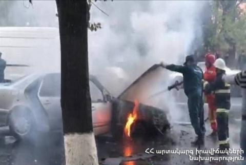 В Ереване сгорела машина