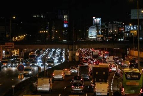 СМИ: пробки на подъездах к Парижу из-за забастовки транспортников растянулись на 400 км