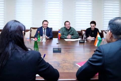 Министр обороны Армении и посол Индии обсудили вопросы сотрудничества в оборонной сфере