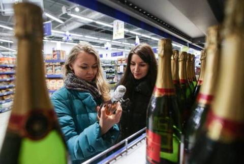 Шампанское, икра и сладости остаются популярными у россиян перед Новым годом