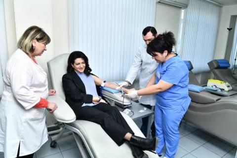 زوجة رئيس الوزراء الأرميني آنا هاكوبيان تتبرّع بالدم في مركز يوليان لأمراض الدم في يريفان