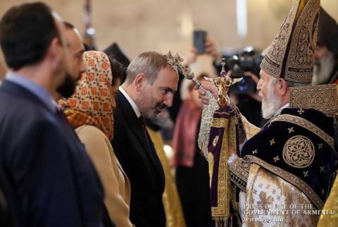 رئيس الوزراء نيكول باشينيان وعقيلته يحضران قداس عيد الميلاد بكاتدرائية القديس كريكور المنور بيريفان 