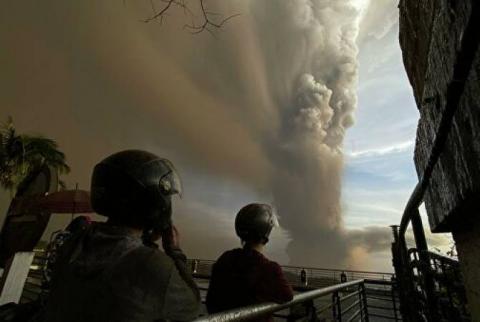 На Филиппинах объявили режим бедствия из-за извержения вулкана Тааль