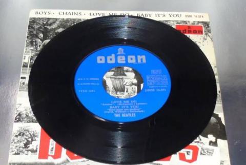 Впервые проигранную по радио пластинку The Beatles выставят на торги в Великобритании