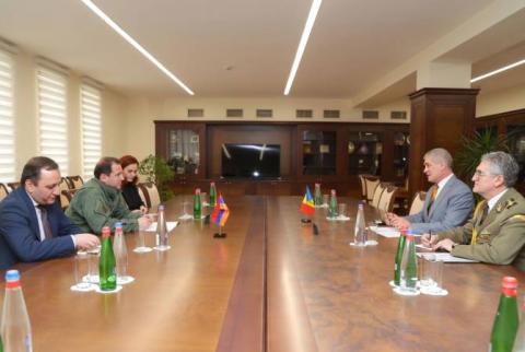 Министр обороны Армении обсудил с послом Румынии вопросы развития сотрудничества