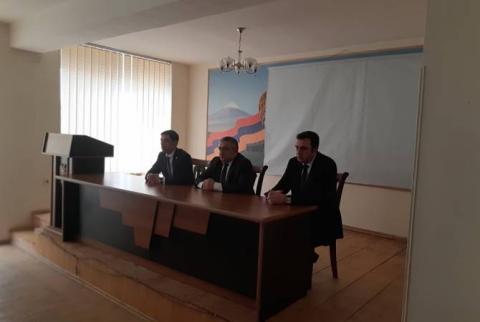 Губернатор Арарата и глава Инспекционного органа обсудили с фермерами вопрос скотобоен