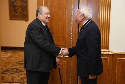 Le Président Sarkissian apprécie hautement les programmes humanitaires de la Croix-Rouge allemande 