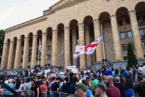 Оппозиция в Грузии отказалась от протестов в Тбилиси из-за трагедии на западе страны
